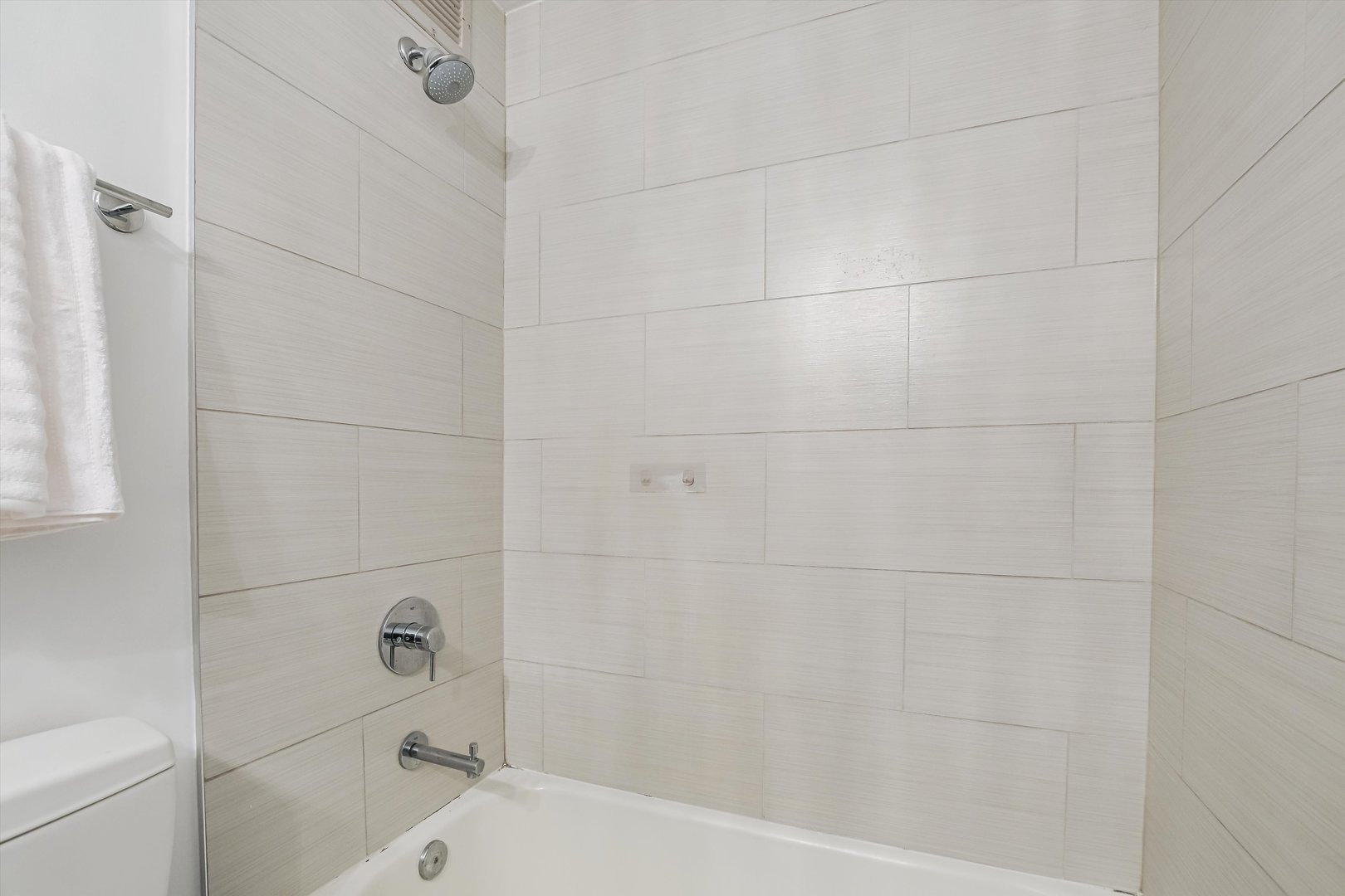 3930 North Pine Grove Avenue, Unit 2308 Chicago, IL 60613 - Photo 15 of 29 a bathroom with a bathtub and shower