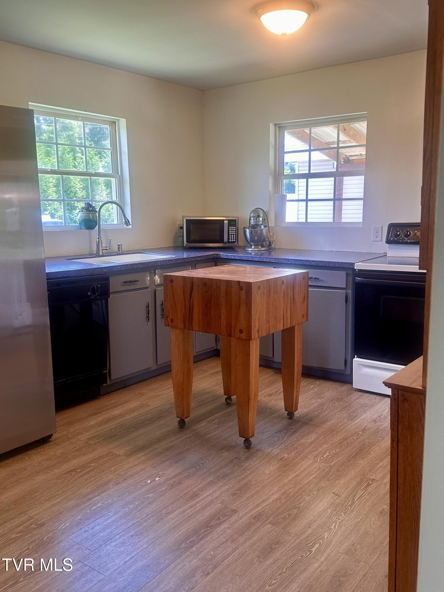 2204 State Line Road Elizabethton, TN 37643 - Photo 22 of 42 Kitchen