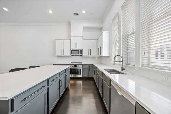 $3,900 | 1104 Thompson Street, Houston, TX 77007