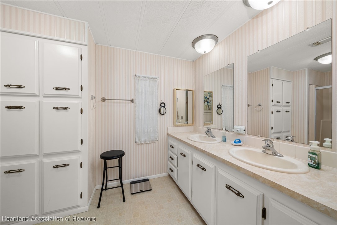 1523 Caribbean Road Sebring, FL 33870 - Photo 21 of 46 MASTER BATH