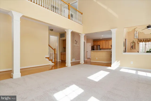 a view of a big room with closet and windows
