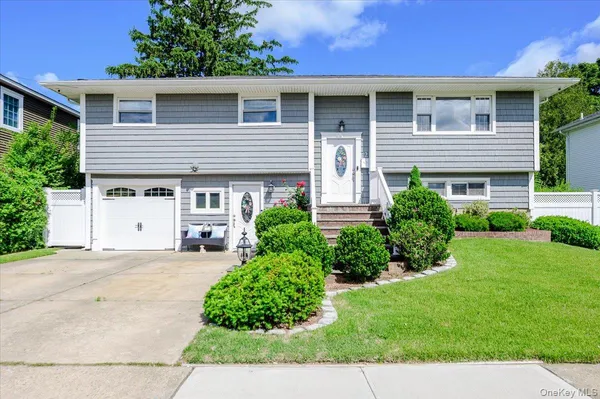 $899,000 | 12 Northern Parkway East, Plainview, NY 11803