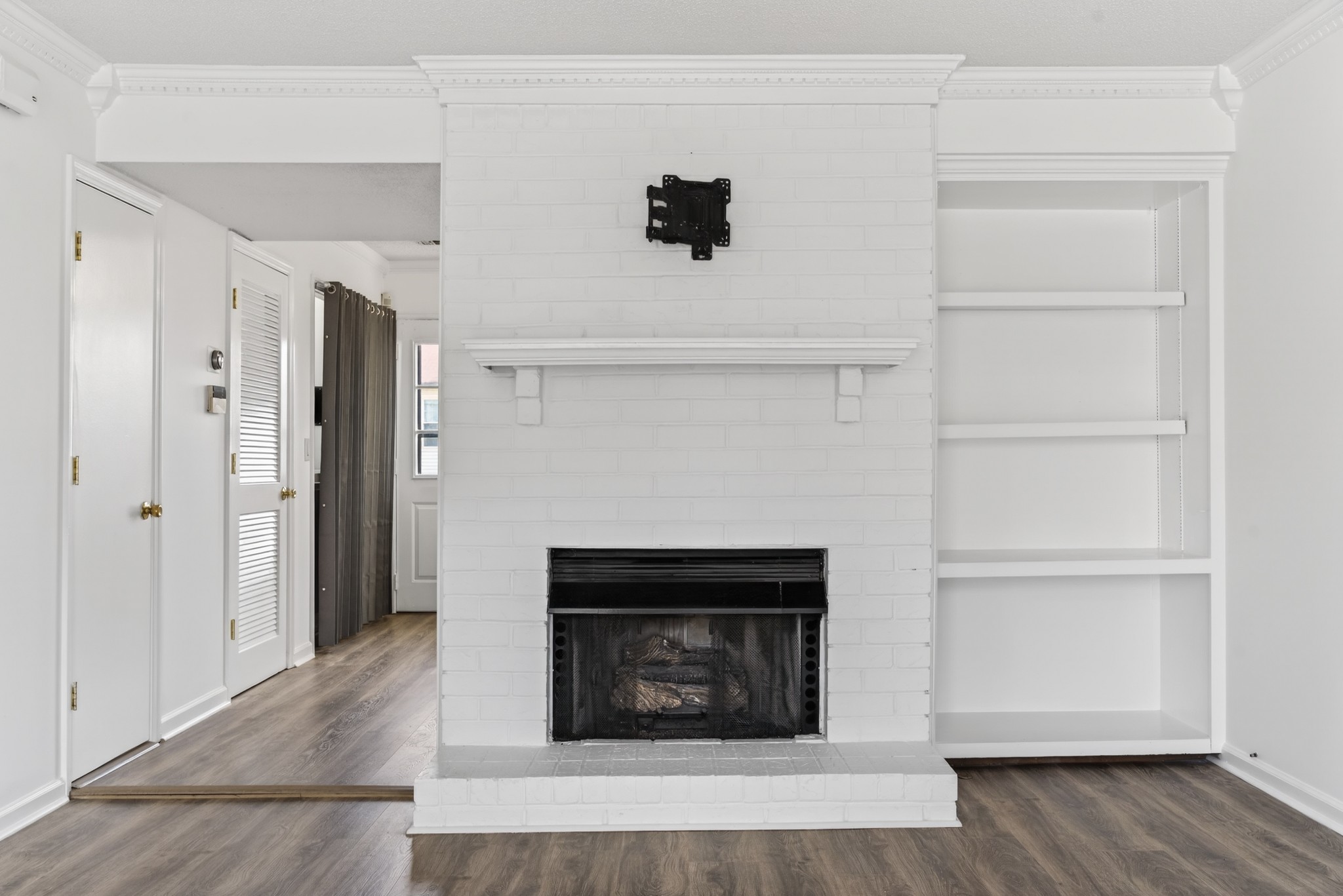 250 Sanders Ferry Road, Unit 36 Hendersonville, TN 37075 - Photo 15 of 92 a living room with a fireplace and a wooden floor