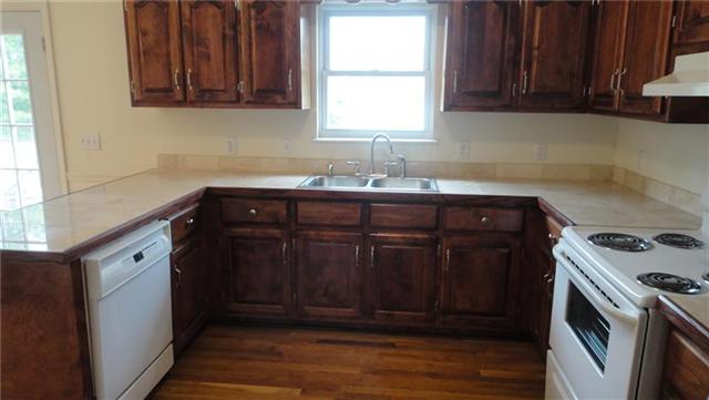 1306 Toliver Lake Road Manchester, TN 37355 - Photo 5 of 20 U-shaped kitchen's easy traffic flow from stove to sink to refrigerator ensues culinary success.