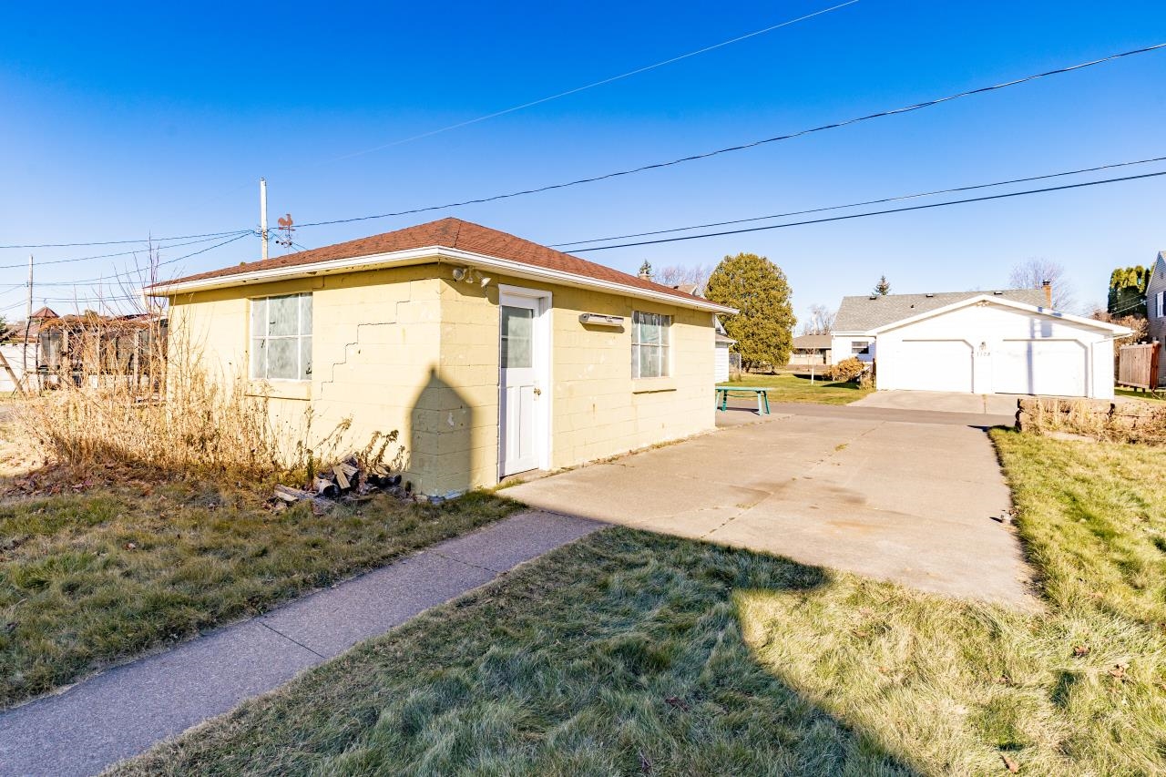 1107 East 6th Street Superior, WI 54880 - Photo 3 of 34