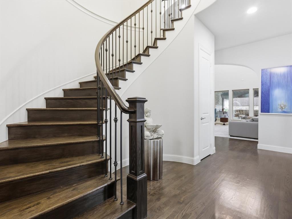 2724 Dames Lane Irving, TX 75063 - Photo 4 of 35