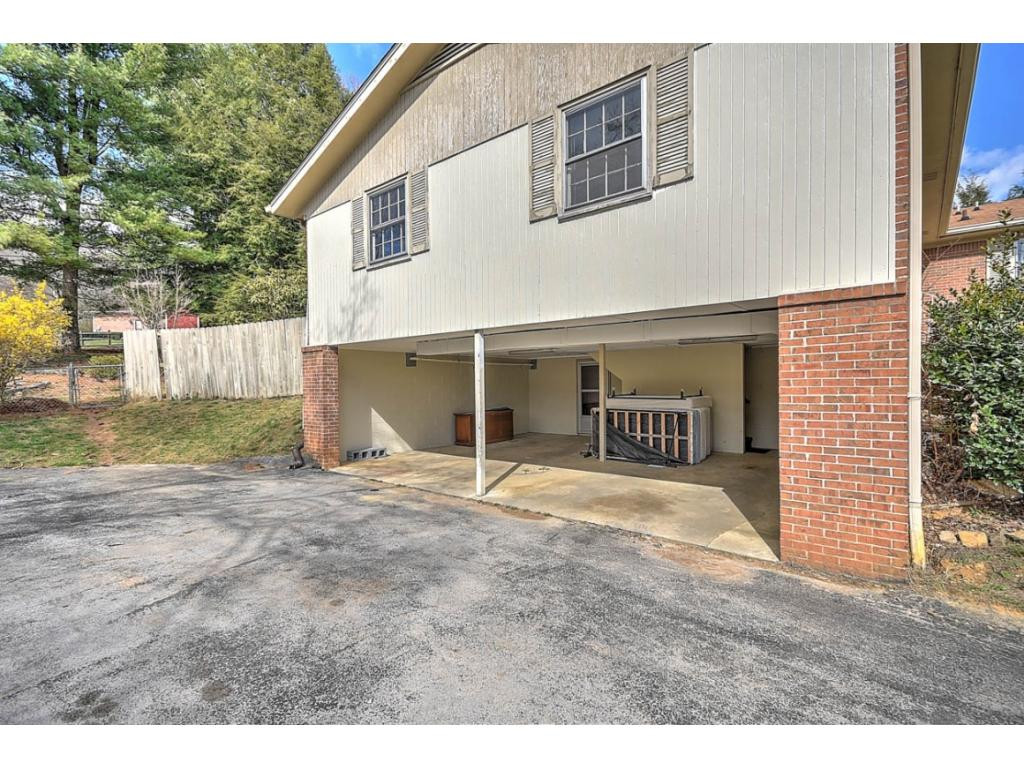 1660 Overhill Road Bristol, VA 24201 - Photo 3 of 36 Photo 3