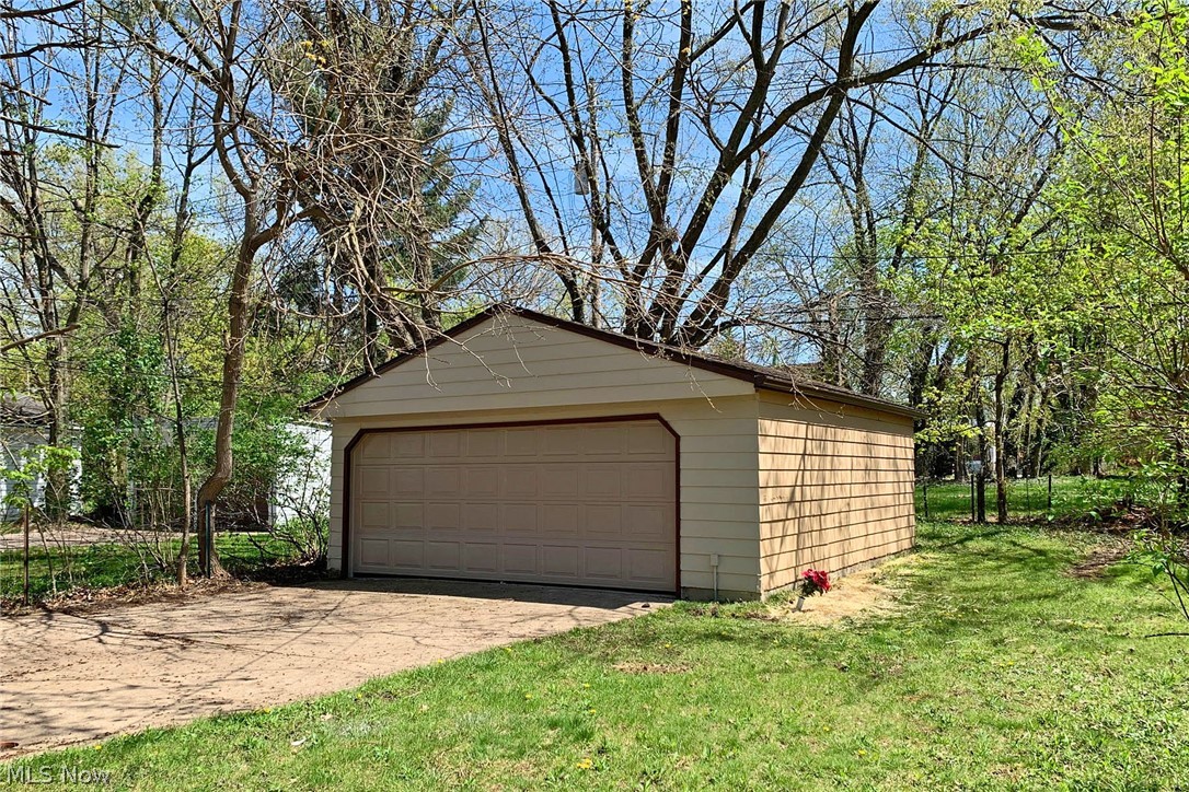 977 Rushleigh Road Cleveland Heights, OH 44121 - Photo 2 of 35