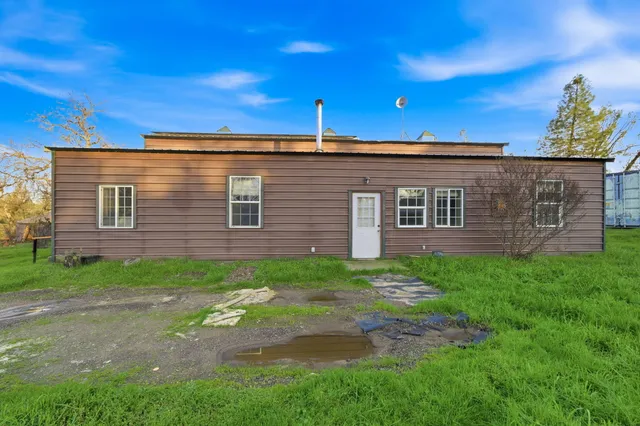 a view of a house with backyard
