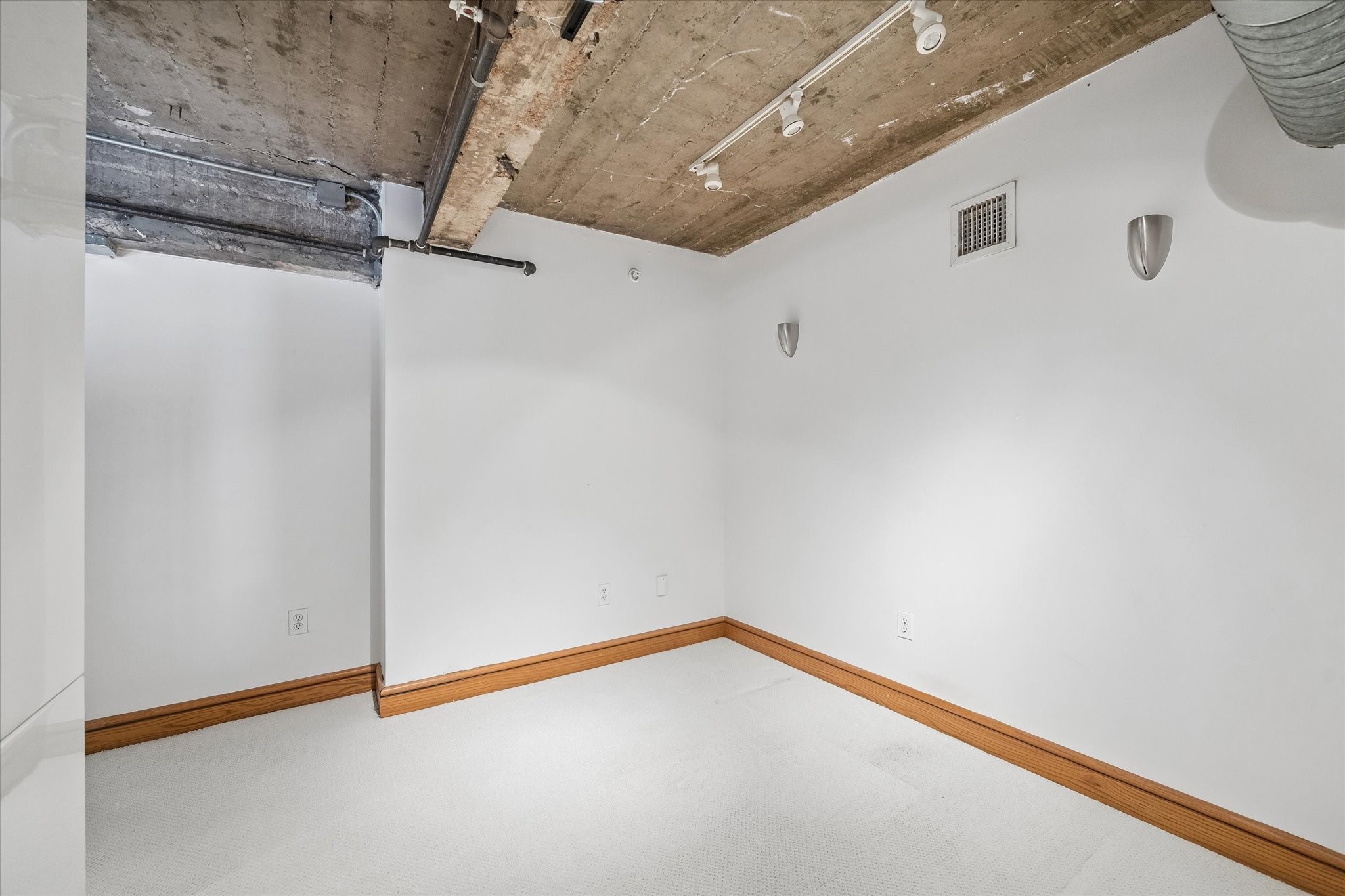 915 Franklin Street, Unit 9L Houston, TX 77002 - Photo 25 of 50 Cozy den on the second level, ideal for a small office or workspace.