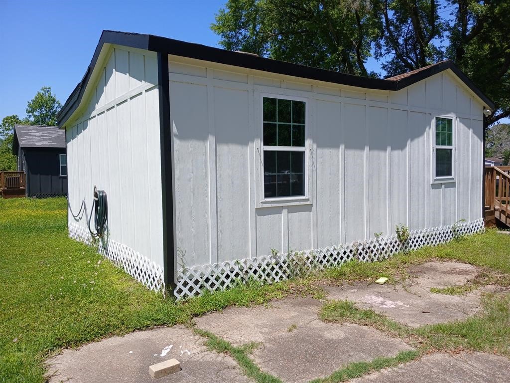 15519 Highway 6 Santa Fe, TX 77517 - Photo 4 of 14 a front view of a house with a yard