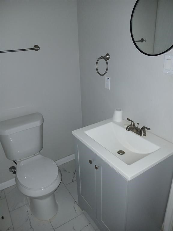 15519 Highway 6 Santa Fe, TX 77517 - Photo 8 of 14 a bathroom with a toilet a sink and mirror