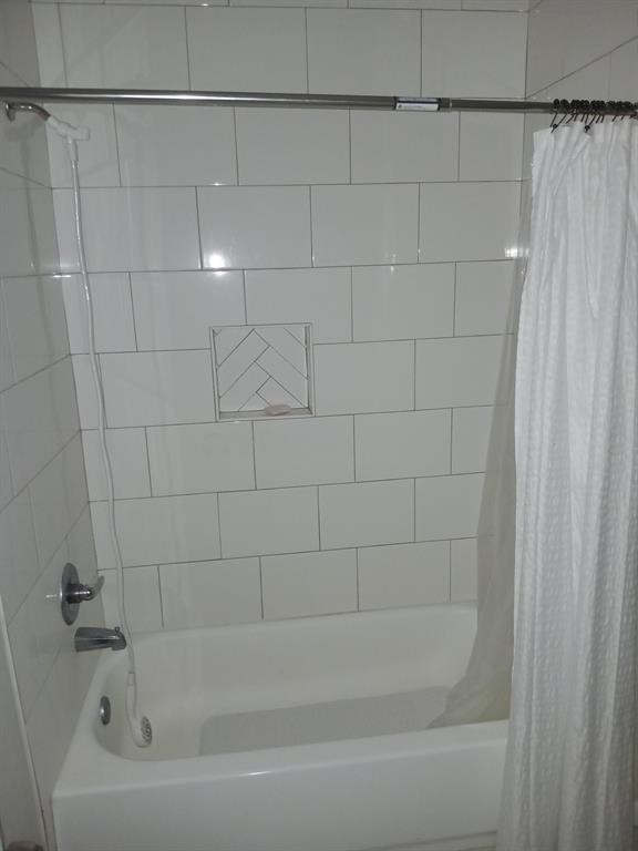 15519 Highway 6 Santa Fe, TX 77517 - Photo 9 of 14 a bathroom with a bathtub