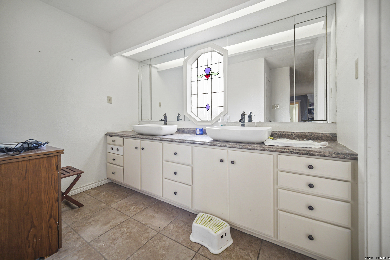 25 Poehnert Road Boerne, TX 78006 - Photo 20 of 37 a spacious bathroom with double sink and a mirror