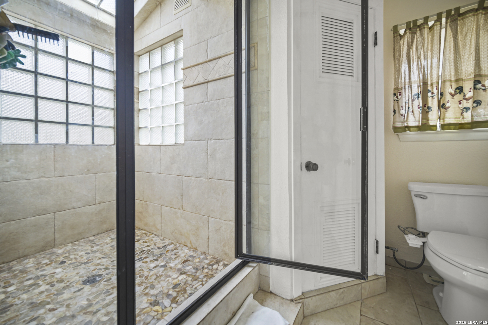 25 Poehnert Road Boerne, TX 78006 - Photo 21 of 37 a bathroom with a toilet and a shower