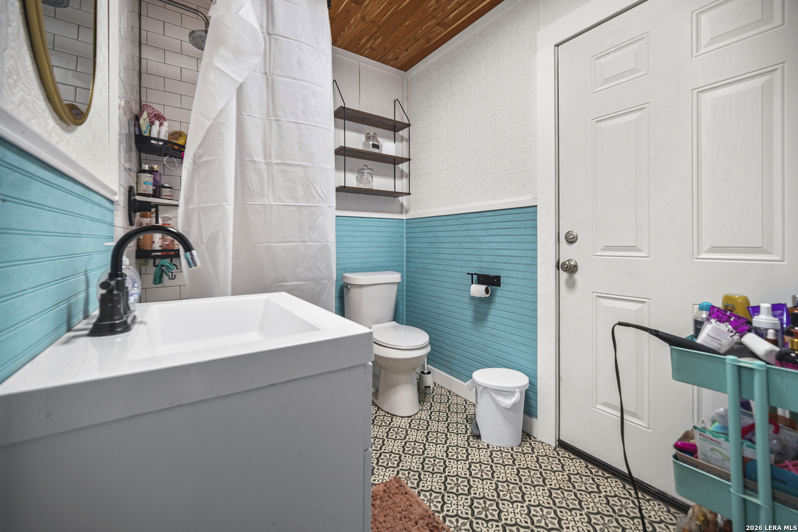 25 Poehnert Road Boerne, TX 78006 - Photo 25 of 37 a bathroom with a sink toilet and a bathtub