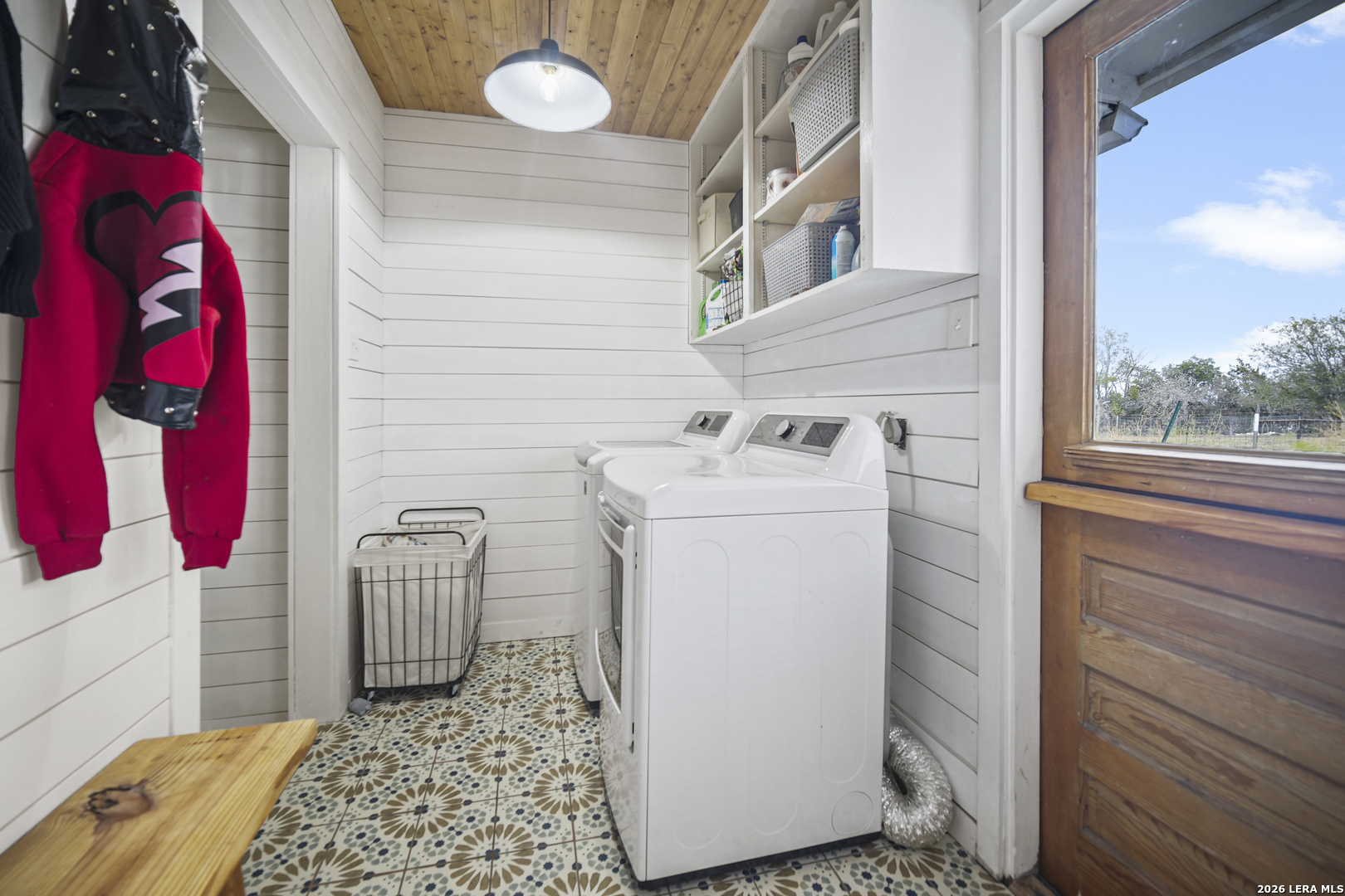 25 Poehnert Road Boerne, TX 78006 - Photo 29 of 37 a utility room with dryer and washer
