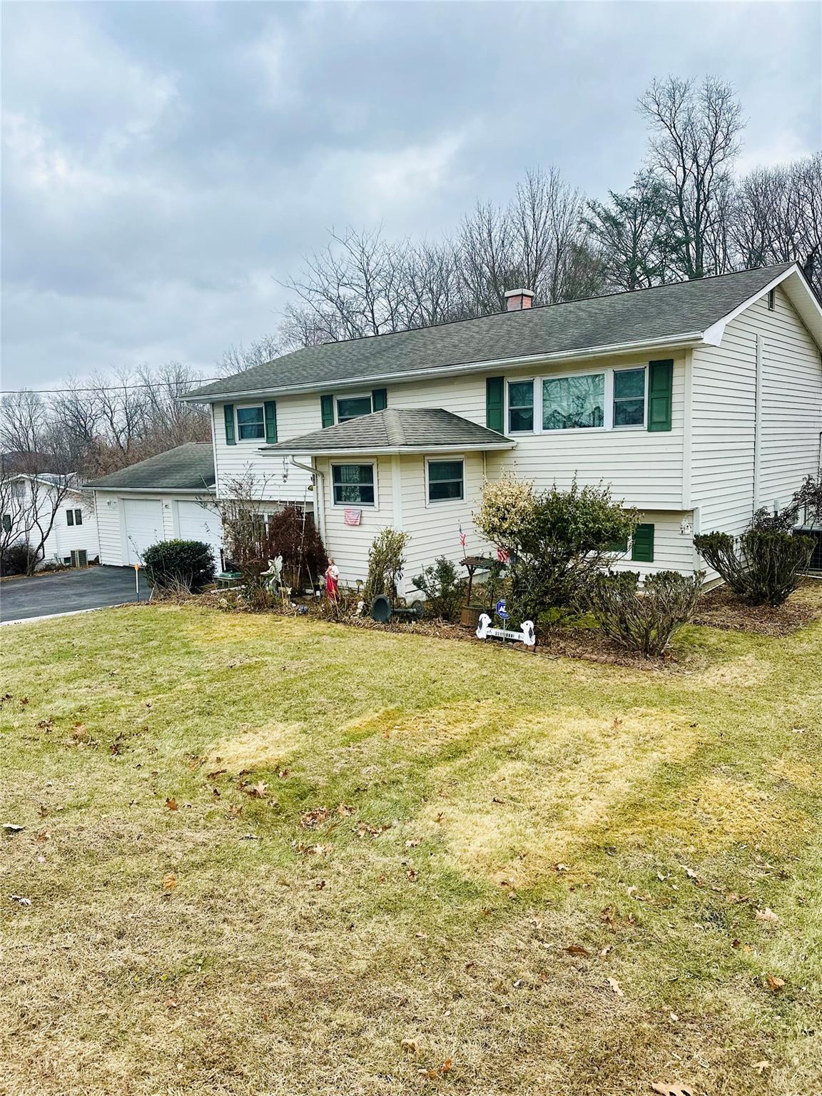 View of front facade with a front lawn