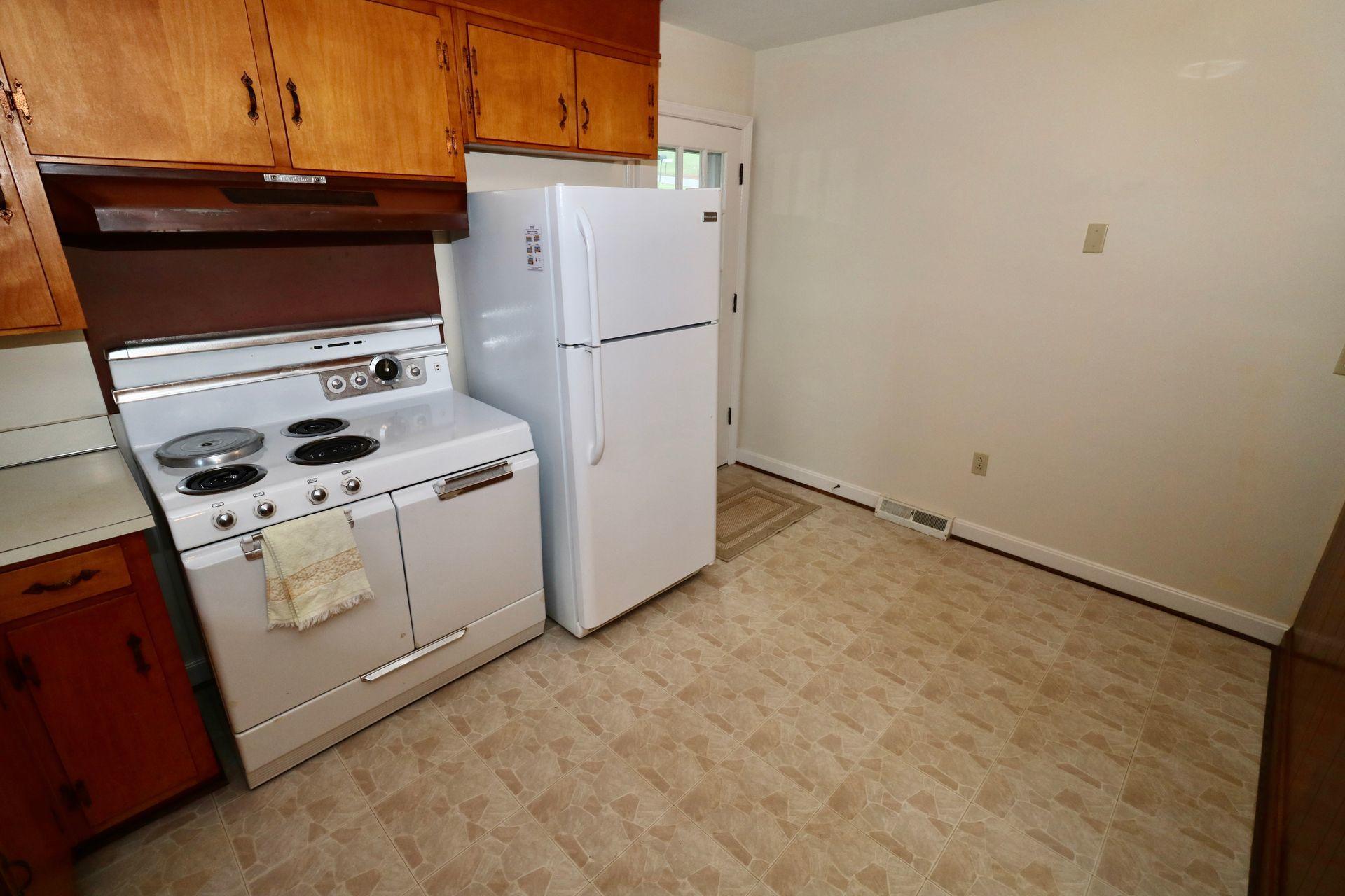 901 Olney Road Vinton, VA 24179 - Photo 21 of 42 a utility room with dryer and washer