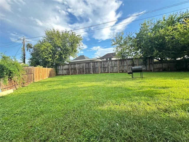 a view of a back yard