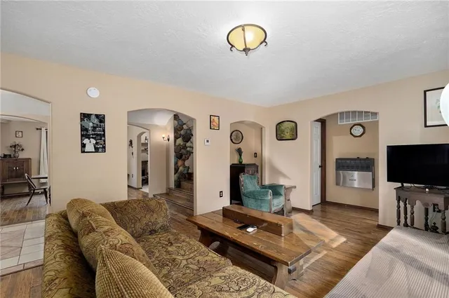 $699,999 | 2055 East 335th Road, Half Way, MO 65663