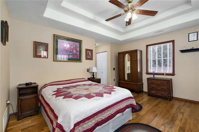 $699,999 | 2055 East 335th Road, Half Way, MO 65663