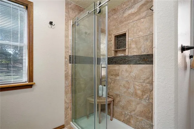 $699,999 | 2055 East 335th Road, Half Way, MO 65663