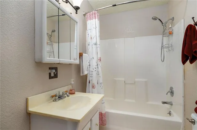 $699,999 | 2055 East 335th Road, Half Way, MO 65663