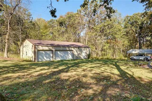 $699,999 | 2055 East 335th Road, Half Way, MO 65663