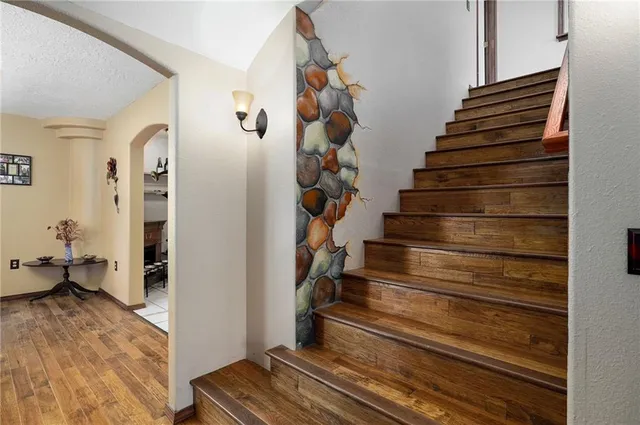 $699,999 | 2055 East 335th Road, Half Way, MO 65663