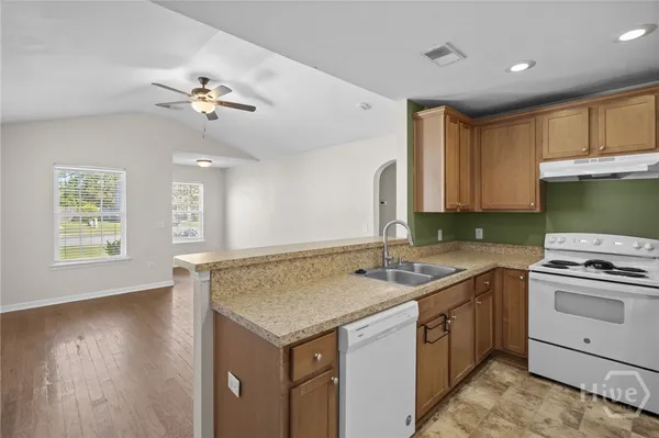 $1,900 | 29 Twin Oaks Place, Savannah, GA 31407