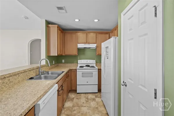 $1,900 | 29 Twin Oaks Place, Savannah, GA 31407