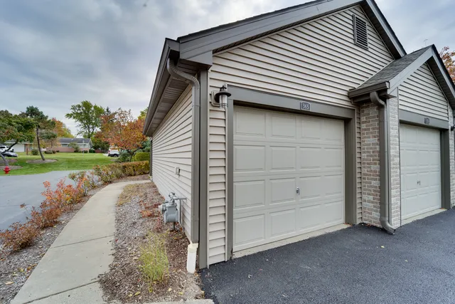 $2,000 | 365 Grissom Lane, Unit 365, Hoffman Estates, IL 60169