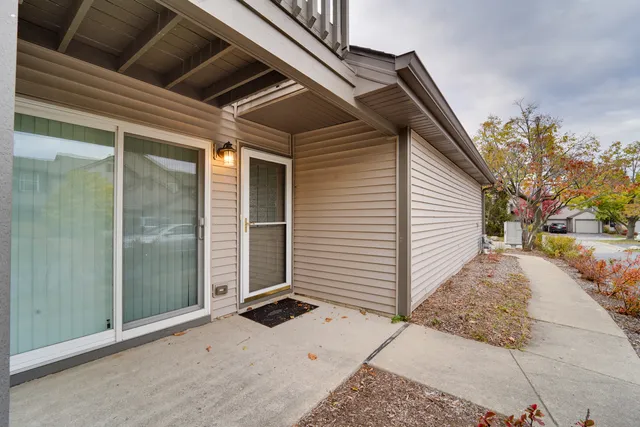 $2,000 | 365 Grissom Lane, Unit 365, Hoffman Estates, IL 60169