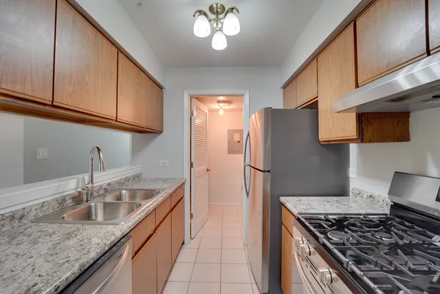 $2,000 | 365 Grissom Lane, Unit 365, Hoffman Estates, IL 60169