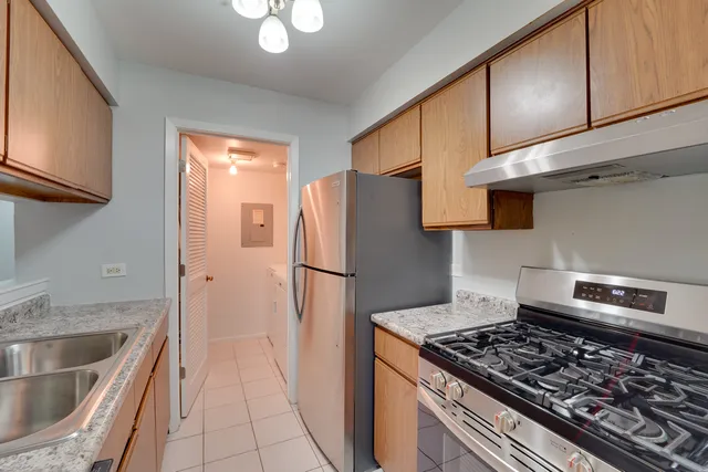 $2,000 | 365 Grissom Lane, Unit 365, Hoffman Estates, IL 60169