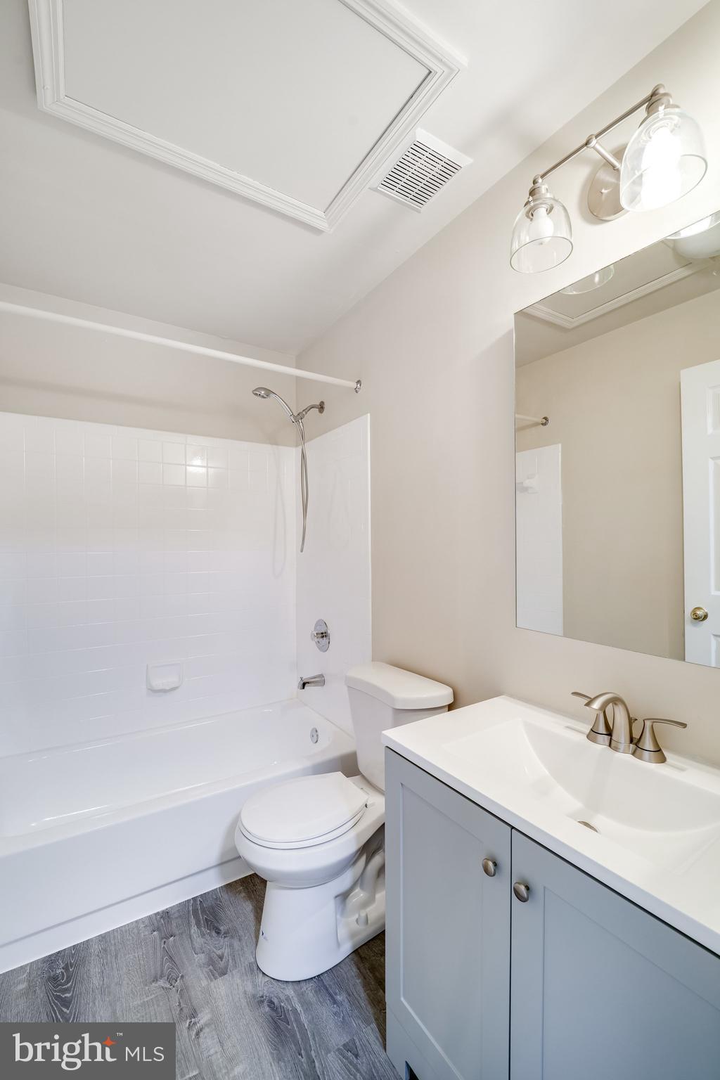 6007 Bingley Road Alexandria, VA 22315 - Photo 49 of 70 Shower w/ soaking tub