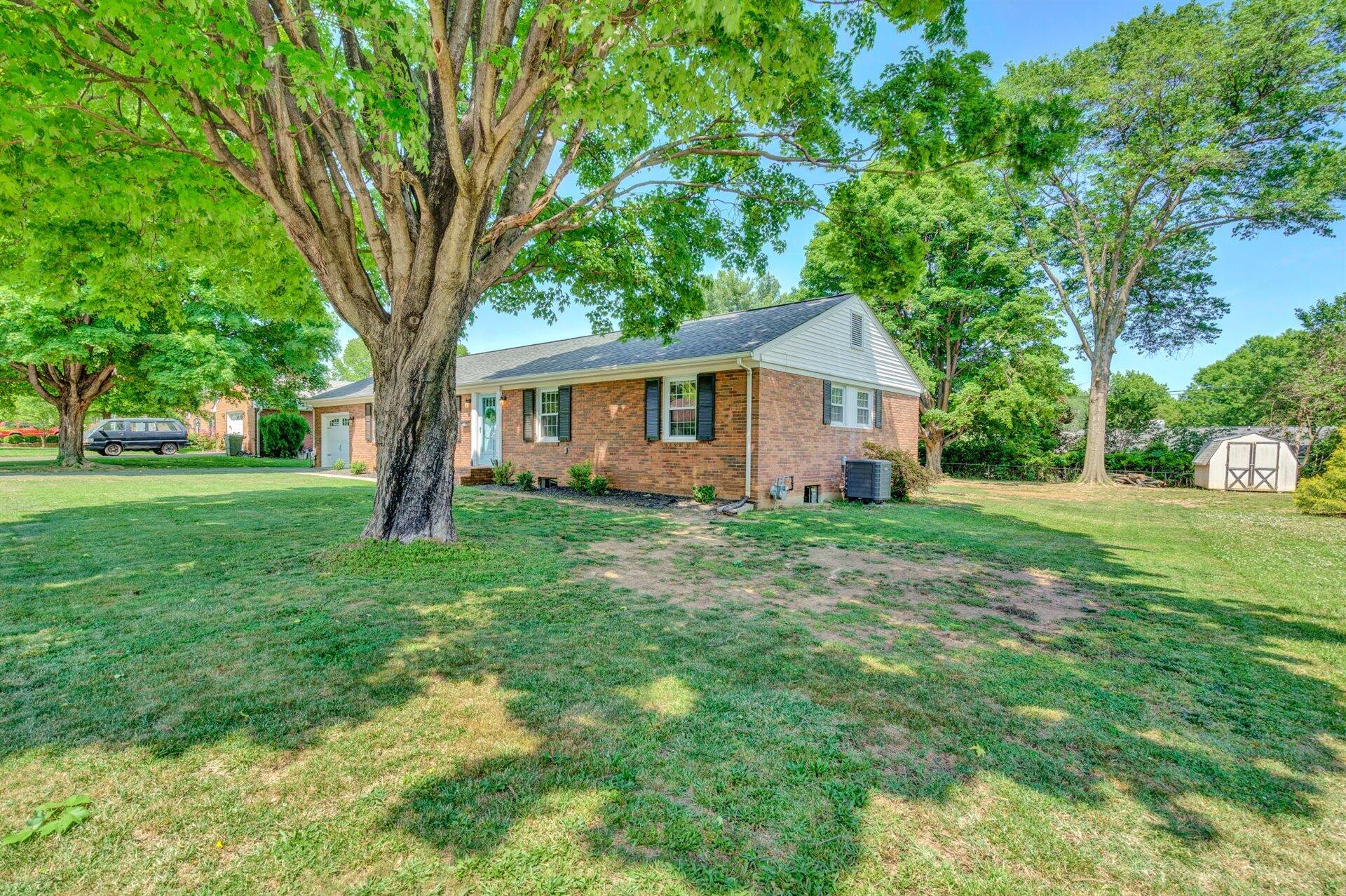 418 Highfield Road Salem, VA 24153 - Photo 4 of 43 Front/Side View