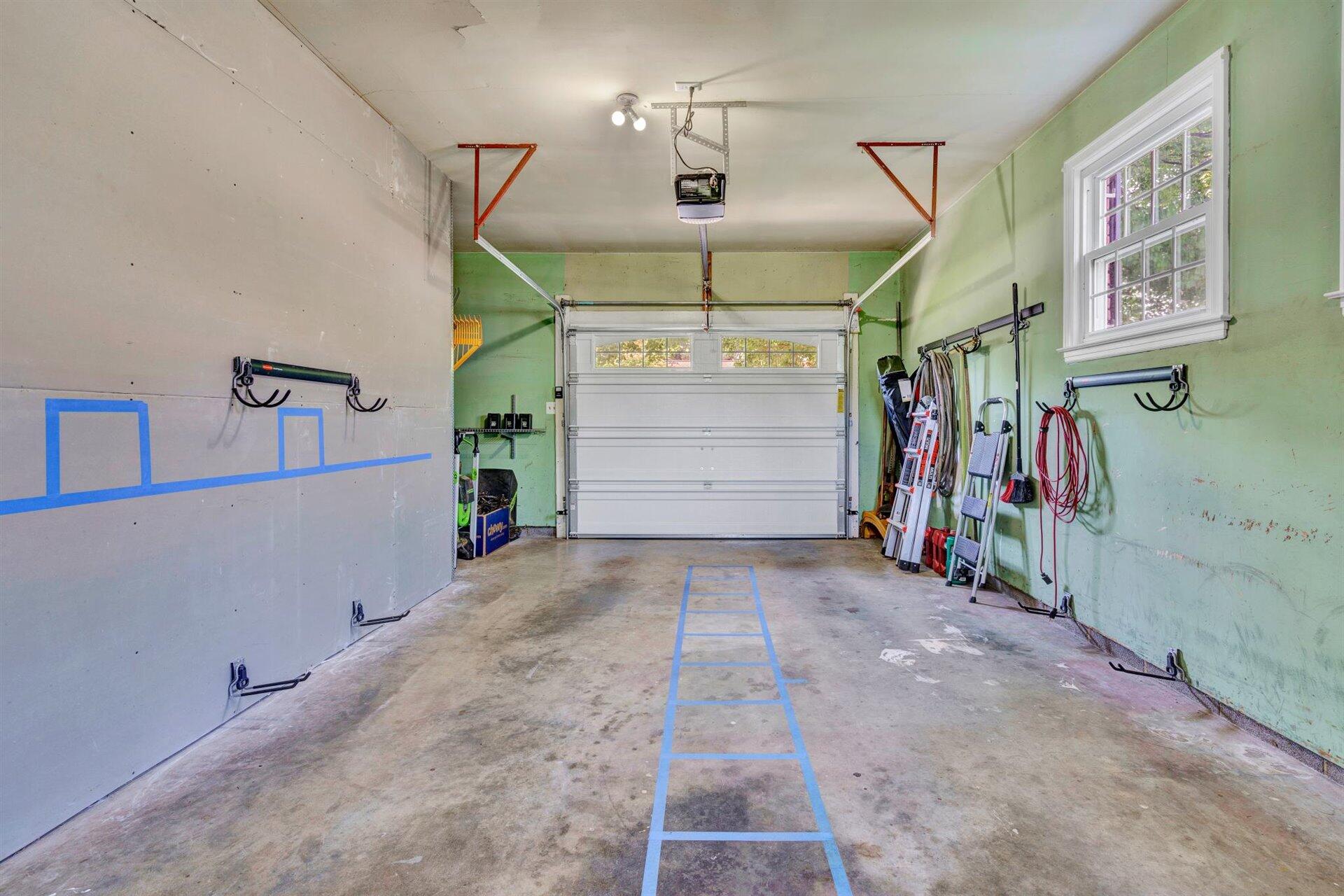 418 Highfield Road Salem, VA 24153 - Photo 34 of 43 1 Car Attached Garage