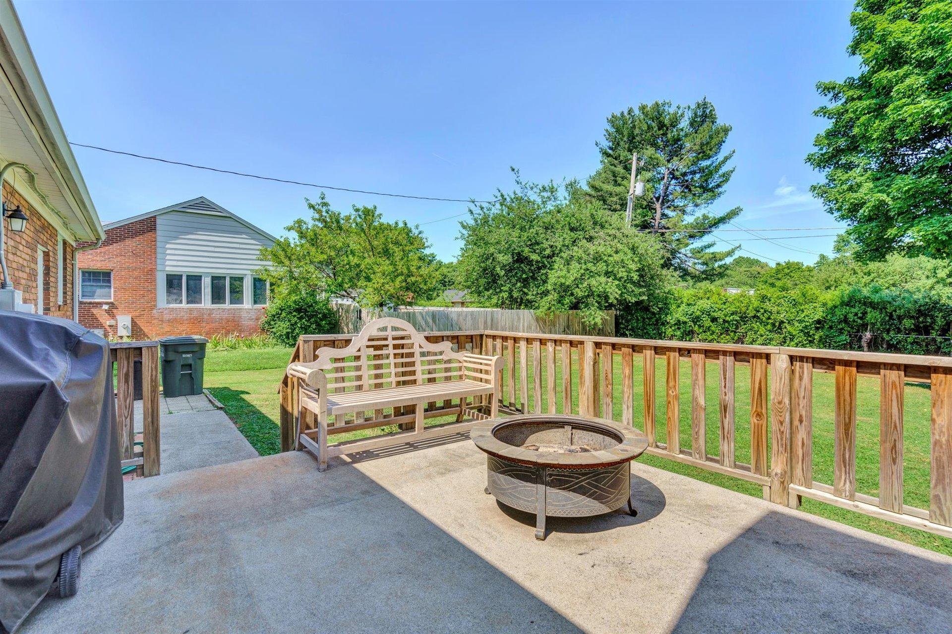 418 Highfield Road Salem, VA 24153 - Photo 40 of 43 Deck & Yard