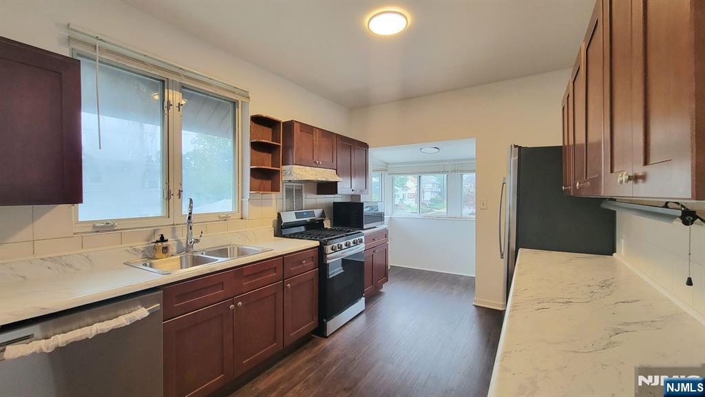 86 East Fort Lee Road, Unit 2 Teaneck, NJ 07666 - Photo 5 of 10