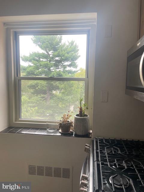 40 Old Lancaster Road, Unit 512 Merion Station, PA 19066 - Photo 8 of 60 a living room with a large window