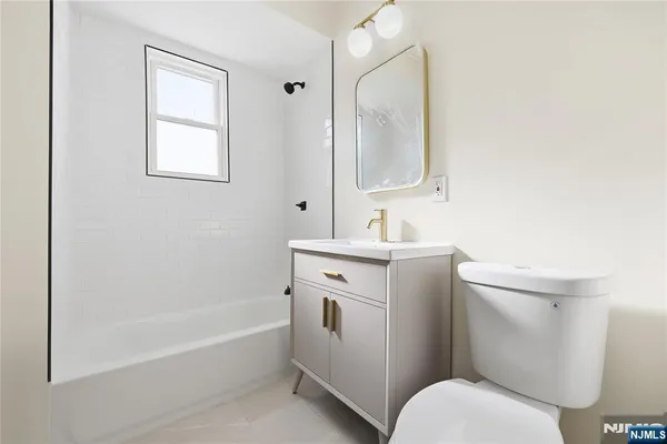 $2,300 | 265 North 17th Street, Unit 1L, Bloomfield, NJ 07003