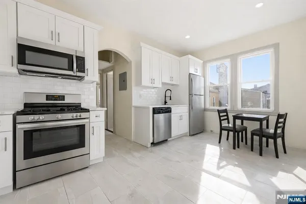 $2,300 | 265 North 17th Street, Unit 1L, Bloomfield, NJ 07003