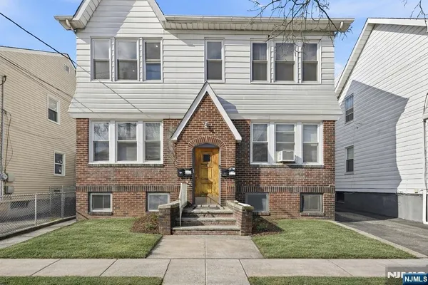 $2,300 | 265 North 17th Street, Unit 1L, Bloomfield, NJ 07003