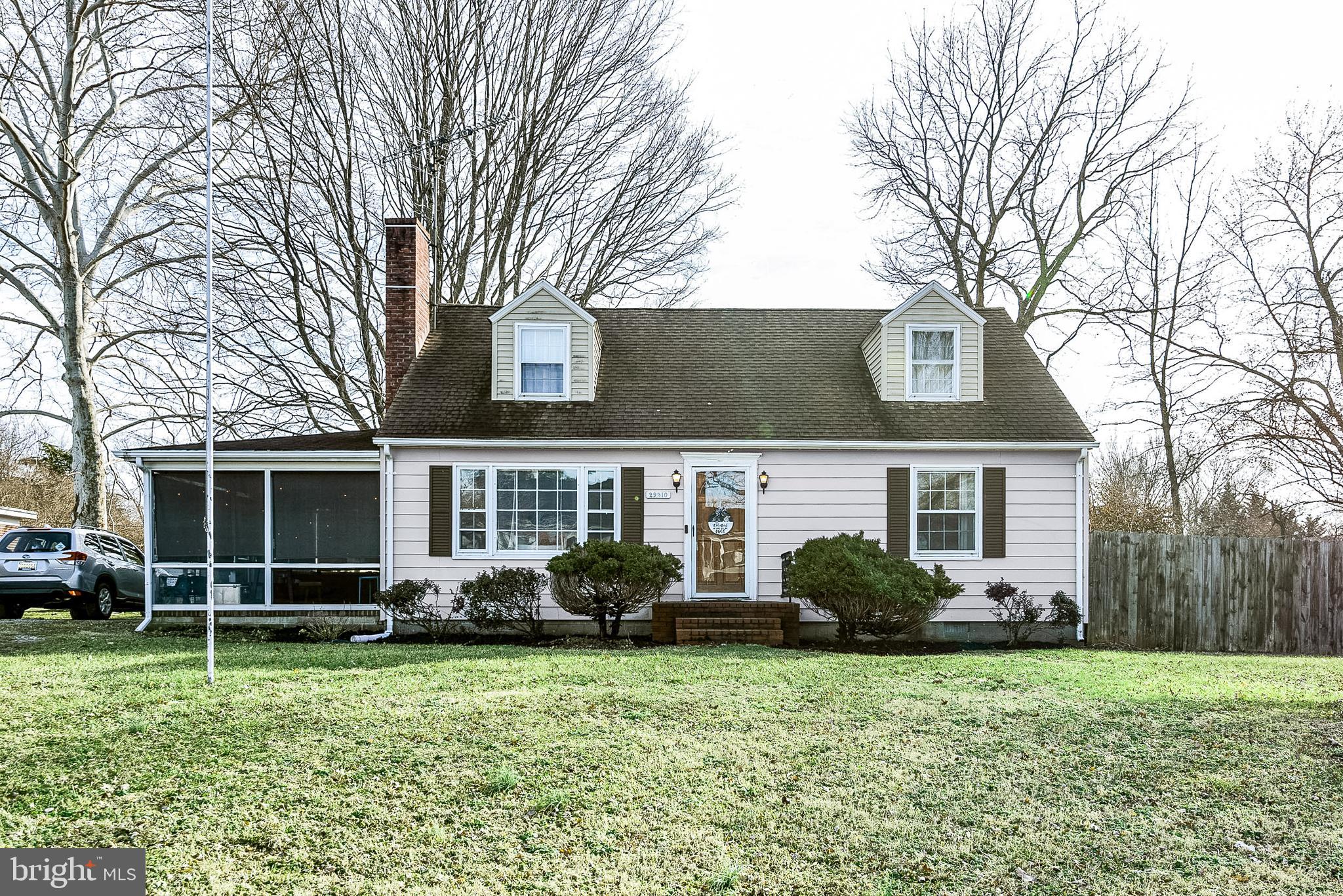 a view of a house with backyard and garden