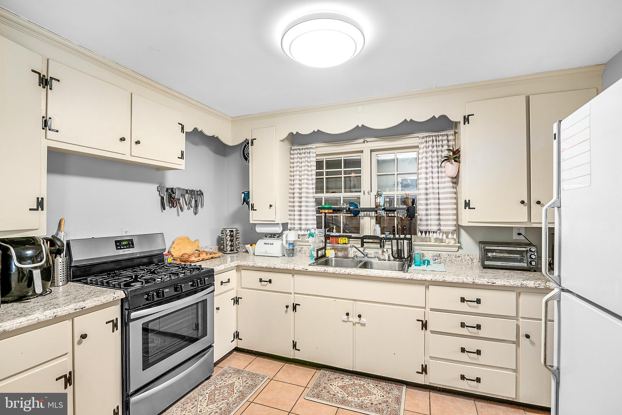 29510 Hawkes Hill Road Easton, MD 21601 - Photo 5 of 32 a kitchen with granite countertop white cabinets and white appliances
