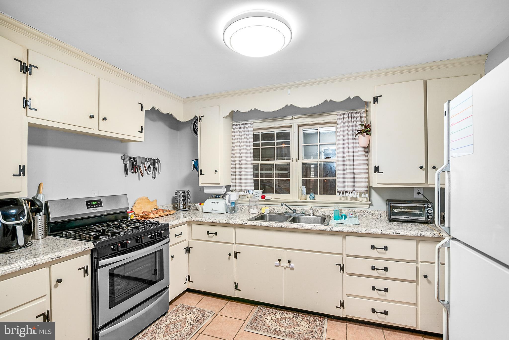 29510 Hawkes Hill Road Easton, MD 21601 - Photo 6 of 32 a kitchen with granite countertop a stove and a sink