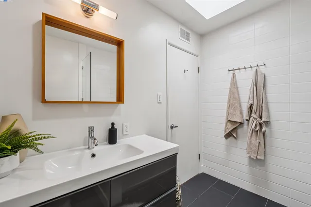 $599,000 | 1425 Lakeside Drive, Unit 303, Oakland, CA 94612