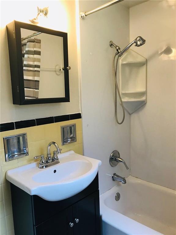 507 Haverhill Road Pittsburgh, PA 15228 - Photo 14 of 20 Full bathroom upstairs